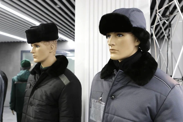 Приказ Министерства юстиции Российской Федерации от 30 сентября 2025 г. № 249 об обеспечении вещевым довольствием осужденных к лишению свободы, дополнен нормой разрешающей ношение шапки-ушанки при температуре воздуха минус 10°С и ниже с опущенными наушниками, застегнутыми под подбородком.